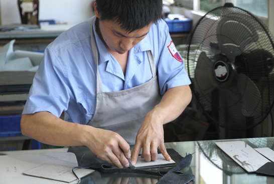 博深皮具加工廠工匠開皮作業(yè)中