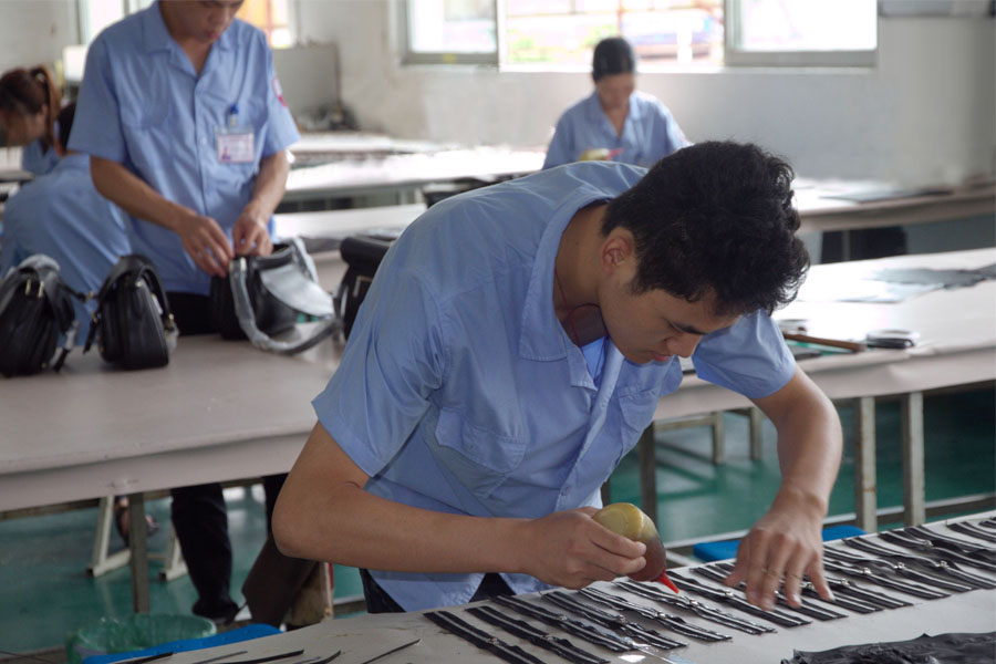  廣州皮具廠(chǎng)博深員工工作中